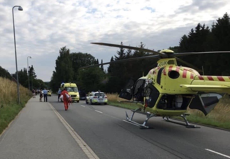 Slår kolbøtter ind i husmur: 17-årig i forfærdeligt biluheld