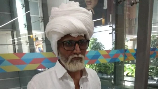 81-årig med turban stoppet i paskontrollen: Viste sig at være ung mand, der ville snyde sig ind i USA