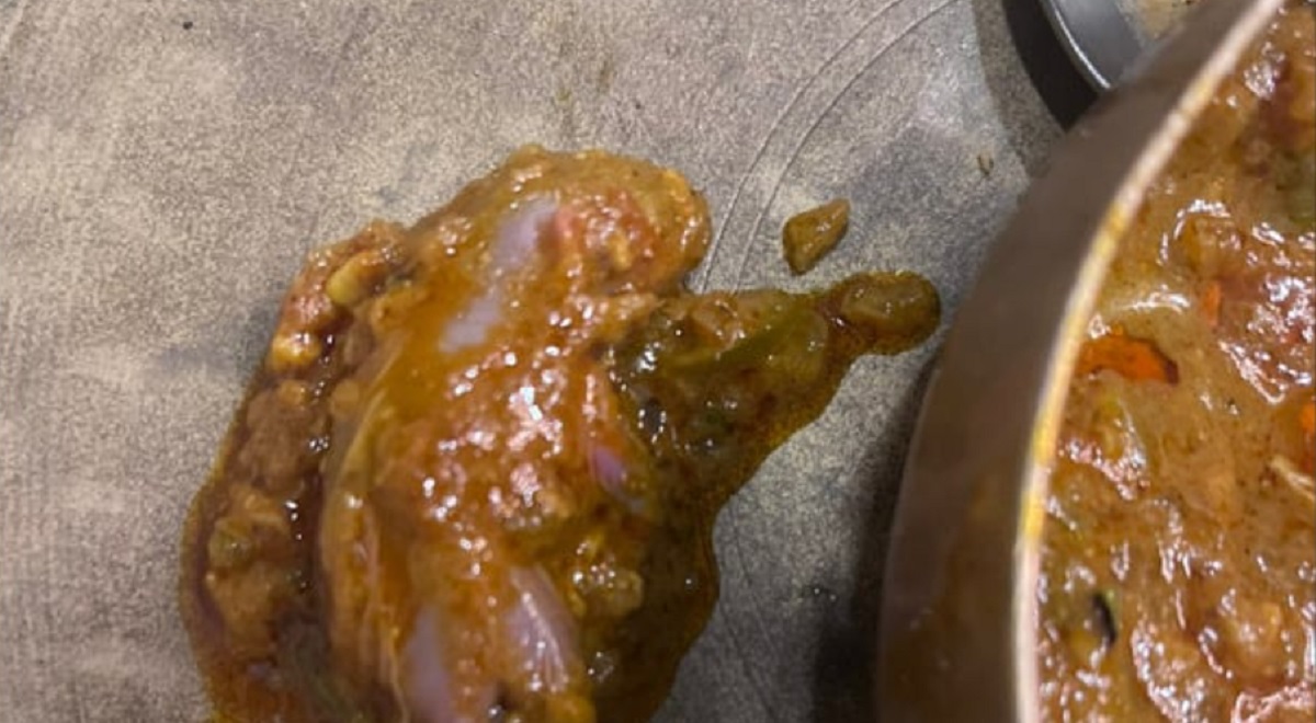 Mand fik grusom overraskelse i sin karry – kort efter måtte han søge lægehjælp