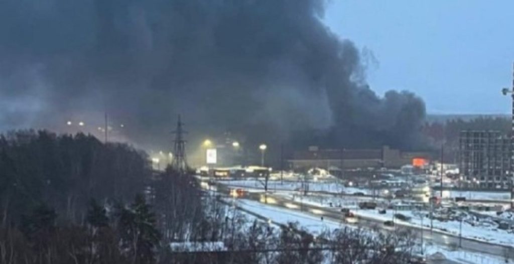 Voldsom brand i storcenter: Her kollapser det