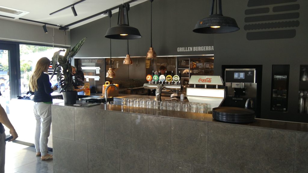 Grillen Burgerbar Vejle: God betjening, skønne omgivelser, men…