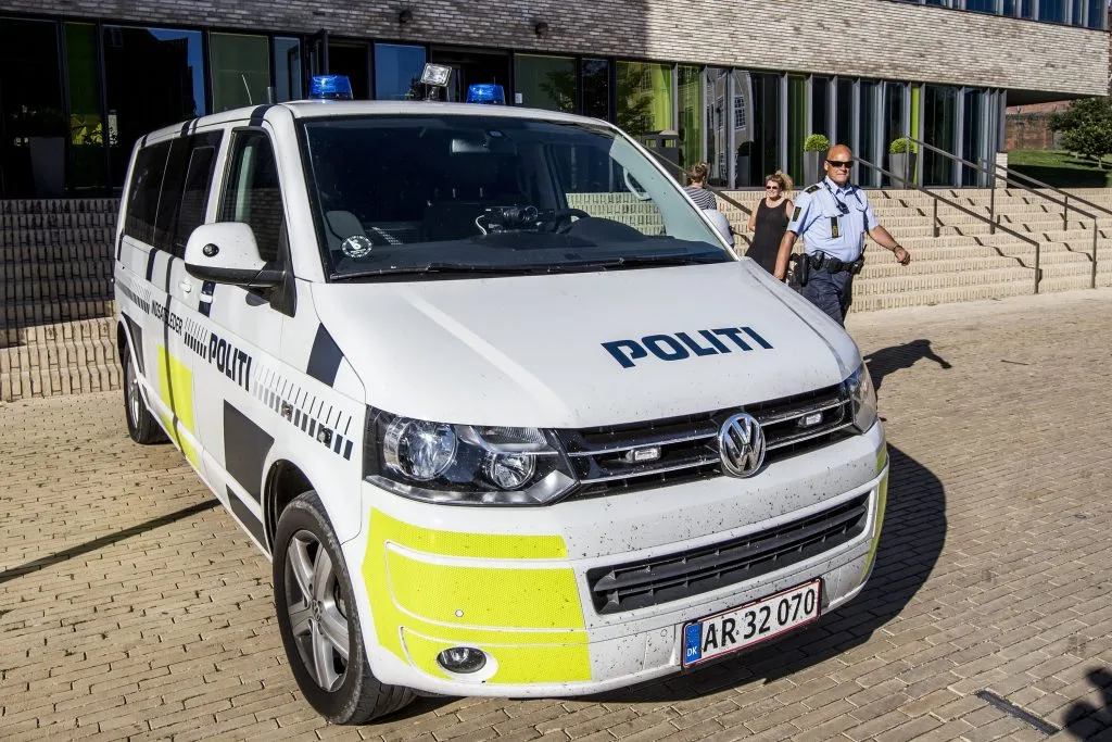 Betjente i gaderne, bombehunde og evakueringer – politiet efterforsker bombetrussel i Aalborg