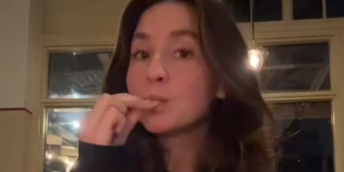 Kvinde hævder at være influencer med ‘næsten 1 million’ følgere: Filmer i hemmelighed, hvordan hun får gratis mad