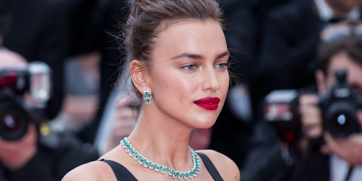 Supermodellen Irina Shayk overlader intet til fantasien: Kjolen er helt gennemsigtig
