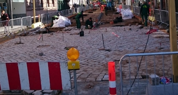 På Rådhustorvet kan du nu teste de brosten, der bliver lagt i gågaden