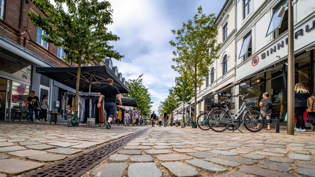 Nu lægges fugen i Jessengade: Butikker holder åbent men kørebanen spærres af