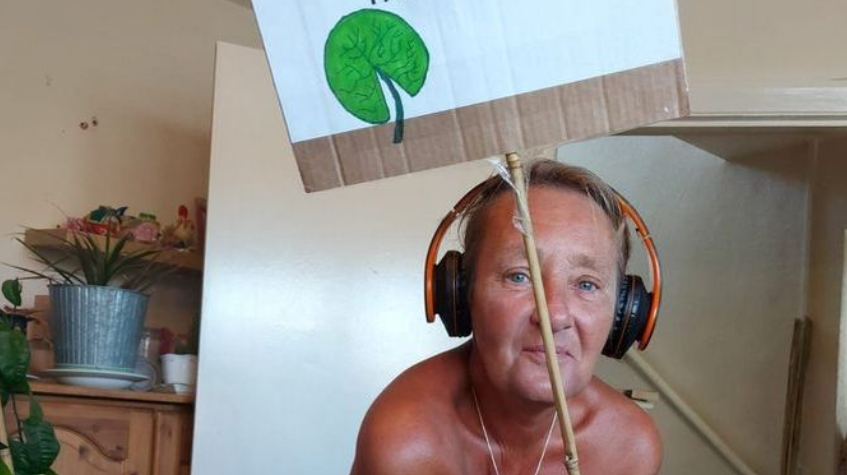 Kvinde stripper nøgen offentligt med budskabet: Jeg har trimmet min busk, trim nu din