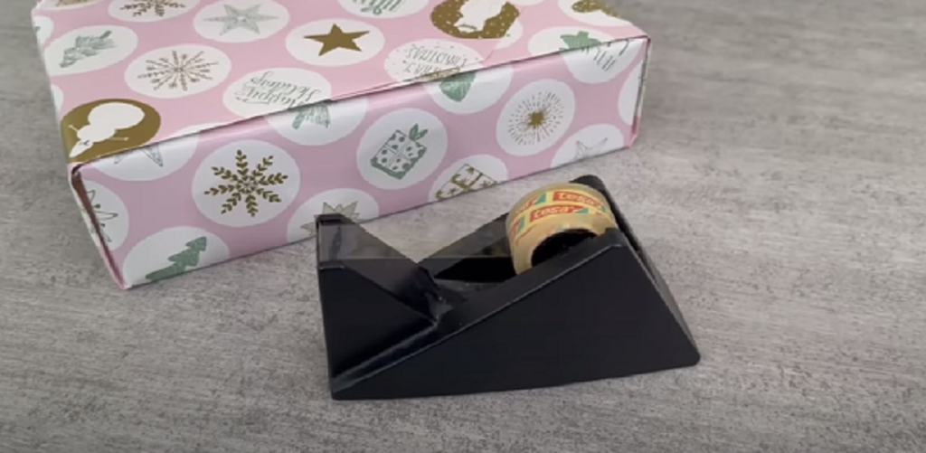 Et julemirakel: Ekspert viser hvordan du pakker julegaver ind – uden at bruge tape