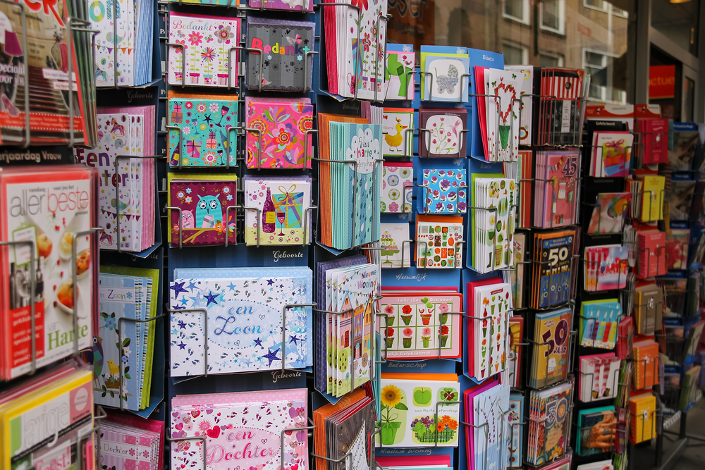 Lille pige i chok da hun åbnede julekort