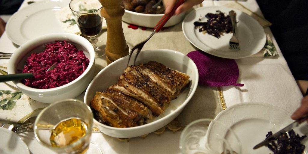Mange begår disse klassiske fejl: Sådan undgår du maveonde i julen