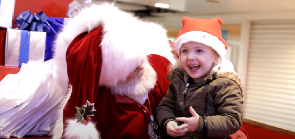 Julemand spørger lille pige om hendes ønskeliste: Hvad der så sker, efterlader folk i tårer