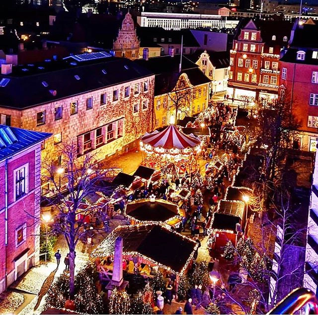 Julemarked knuser rekord: Gæsterne væltede ind på Gammeltorv