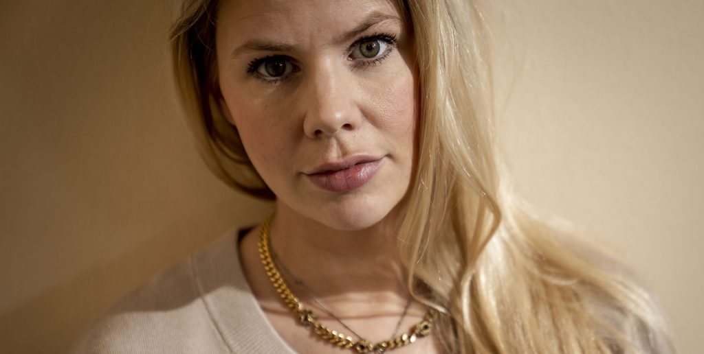 Julie Zangenberg melder ud: Gået konkurs