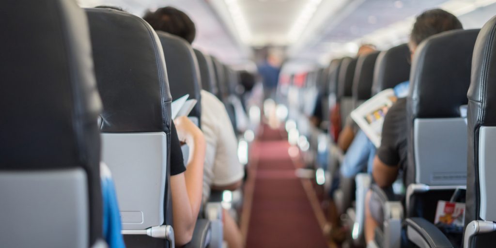 Kan være skadeligt for din sundhed: Derfor skal du ikke tage skoene af når du flyver