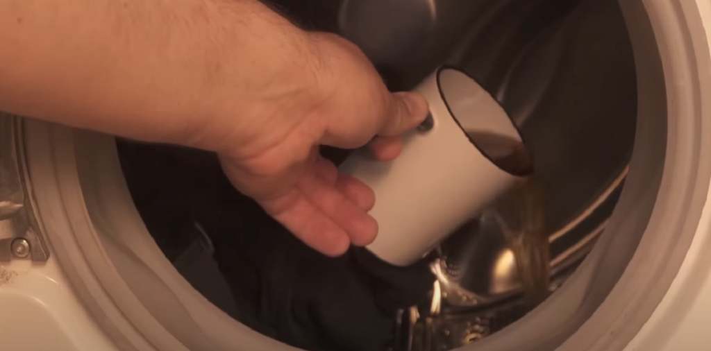 Han hælder 2 kopper kaffe i vaskemaskinen: Når du ser, hvad der sker, vil du gøre det samme