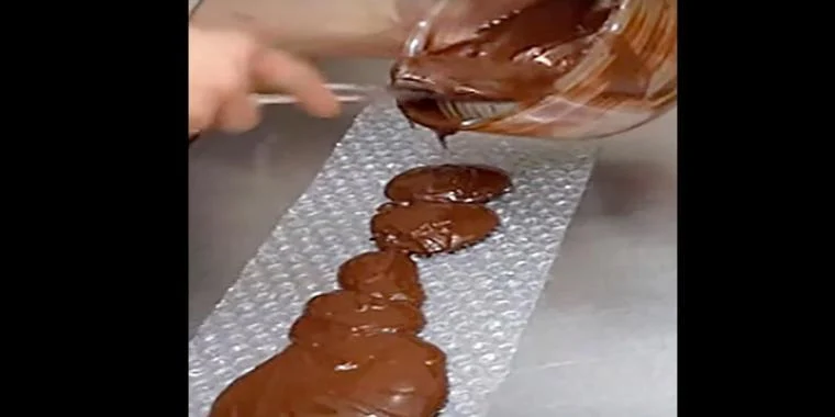 Hun hælder varm chokolade på bobleplast – vent til du ser det færdige resultat