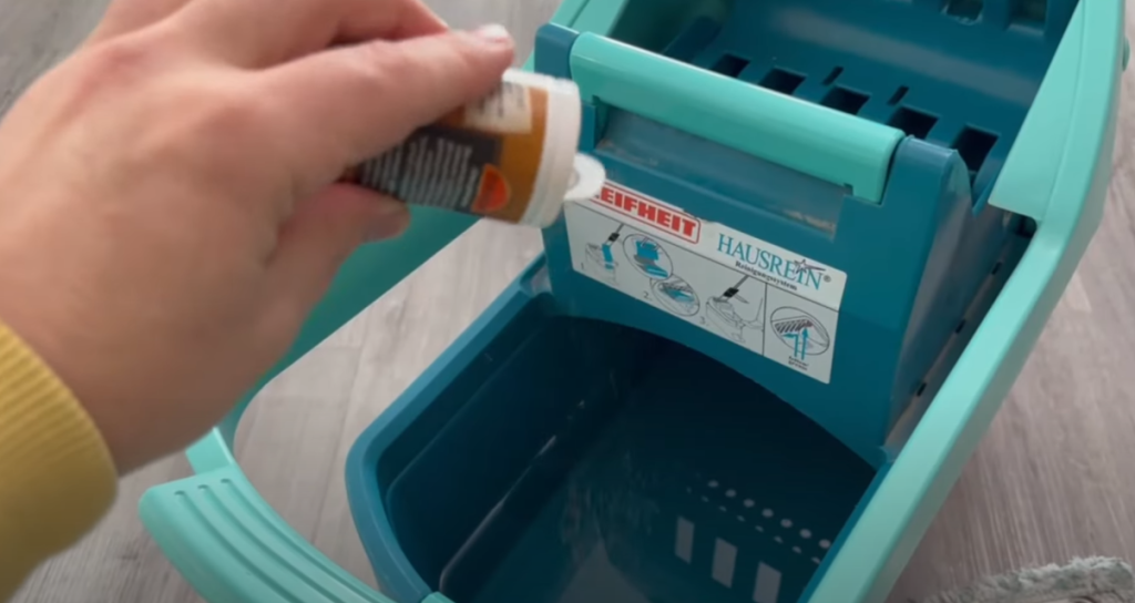 Han hælder kanel i moppevandet: Så sker magien, der vil få dig til at gøre det samme