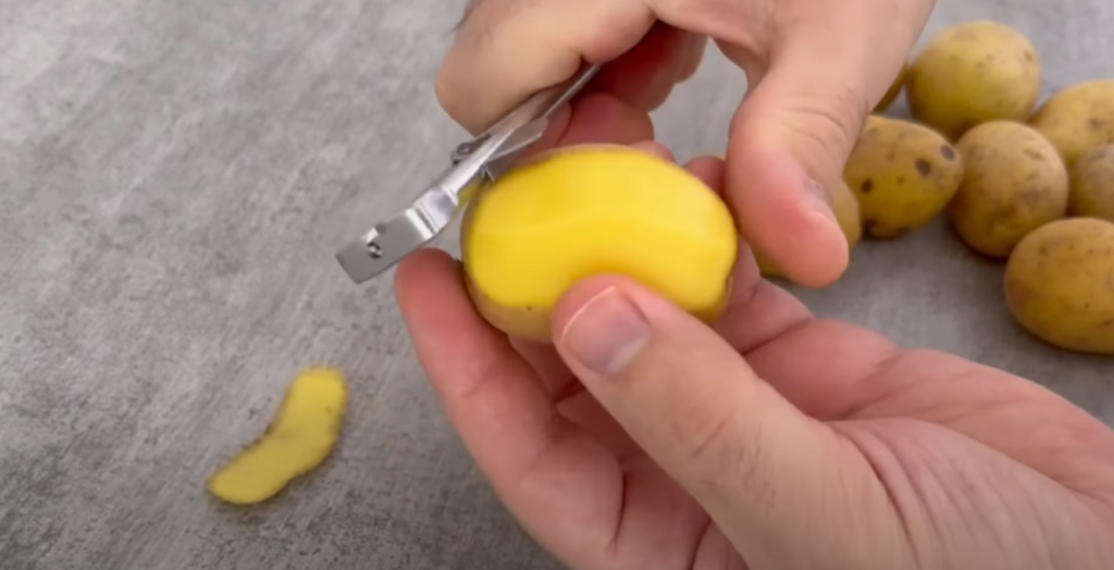 Han gnider en kartoffel på sine hvide sko: Se så magien ske