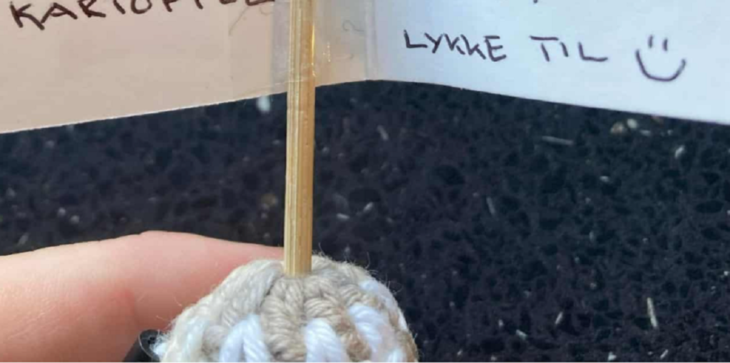 5-årige Zander besøgte sin fars grav: Hvad han fandt ved gravstedet, fik smilet frem på de små kinder