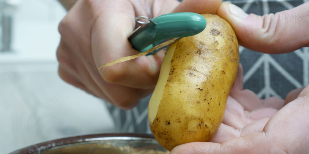 Med dette trick behøver du aldrig at bruge en kartoffelskæller igen