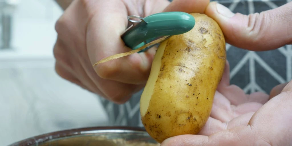 Med dette trick behøver du aldrig at bruge en kartoffelskæller igen