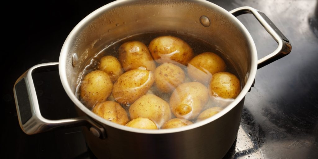 Derfor bør du aldrig koge dine kartofler i vand til denne klassiske ret