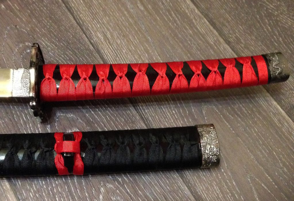 Vred mand gik med kokkeknive på gaden – fik beslaglagt tre samuraisværd