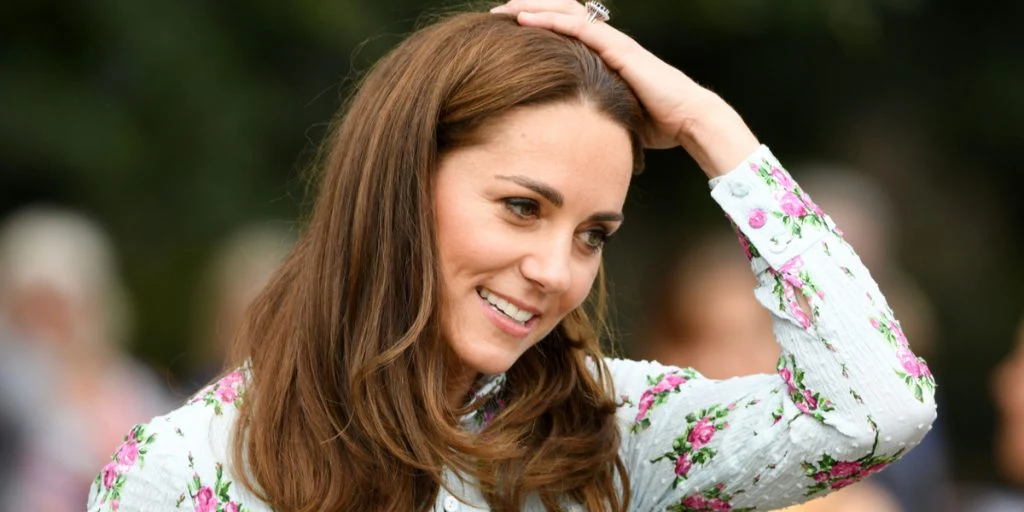 Kate Middleton hylder dronningen med rørende gestus