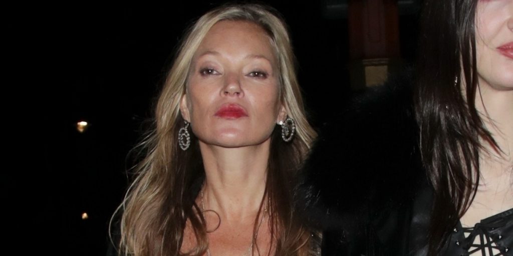 Kate Moss kunne ikke holde brysterne under kjolen: Se billederne