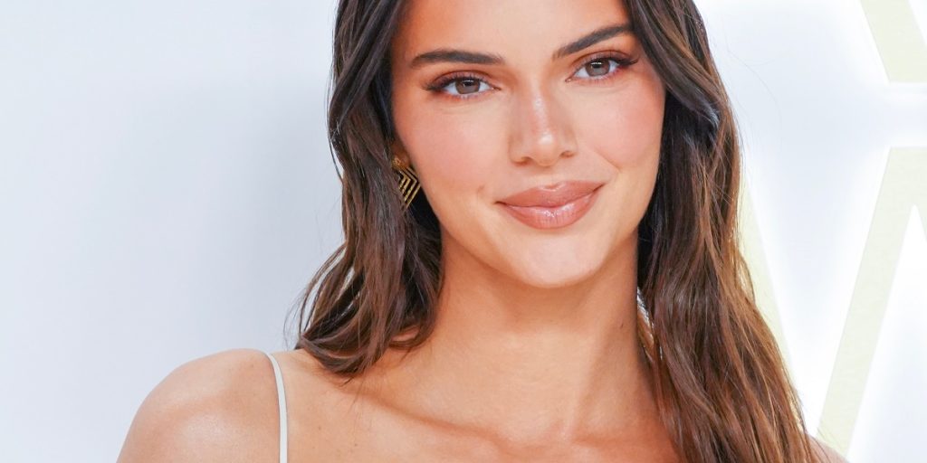 Kendall Jenner viser formerne frem: Se hende posere HELT nøgen foran spejlet