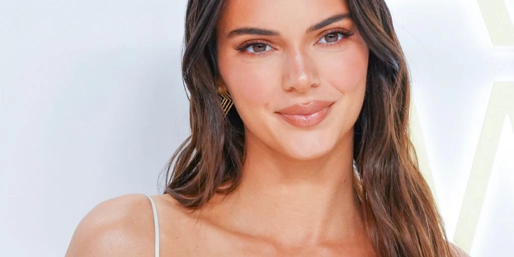 Kendall Jenner viser formerne frem: Se hende posere HELT nøgen foran spejlet