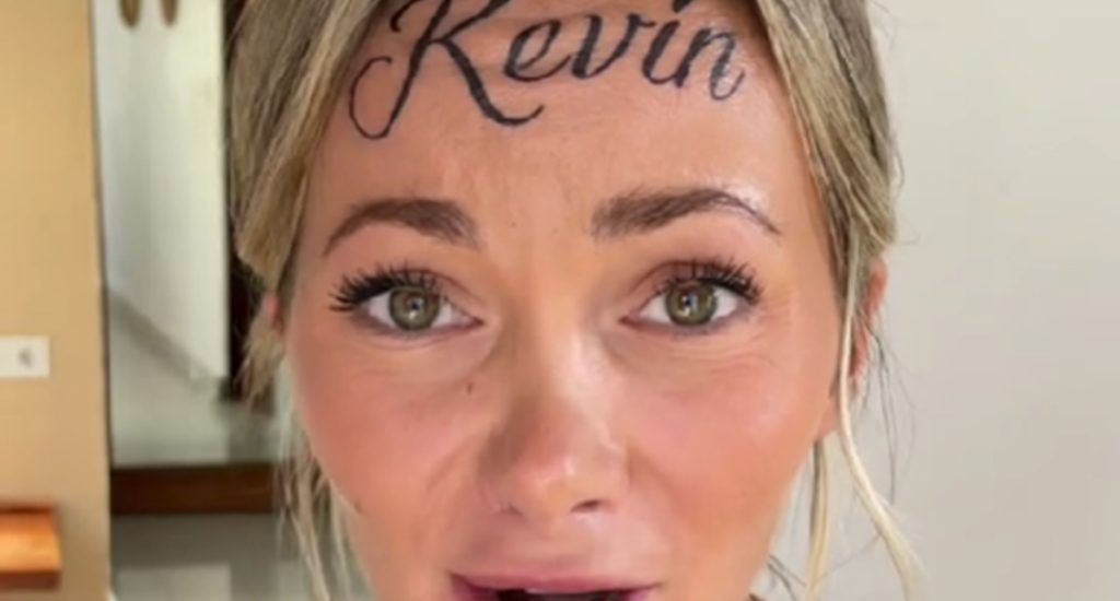 Fik ‘tatoveret’ kærestens navn i panden: Nu fortryder hun