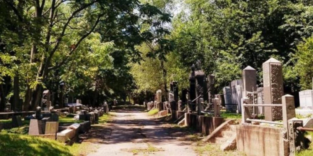 Mor til 5 død i tragisk gravstens-ulykke