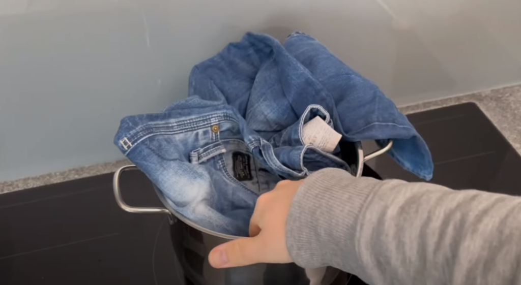 Han koger sine jeans i 10 minutter: Se så hvad der sker