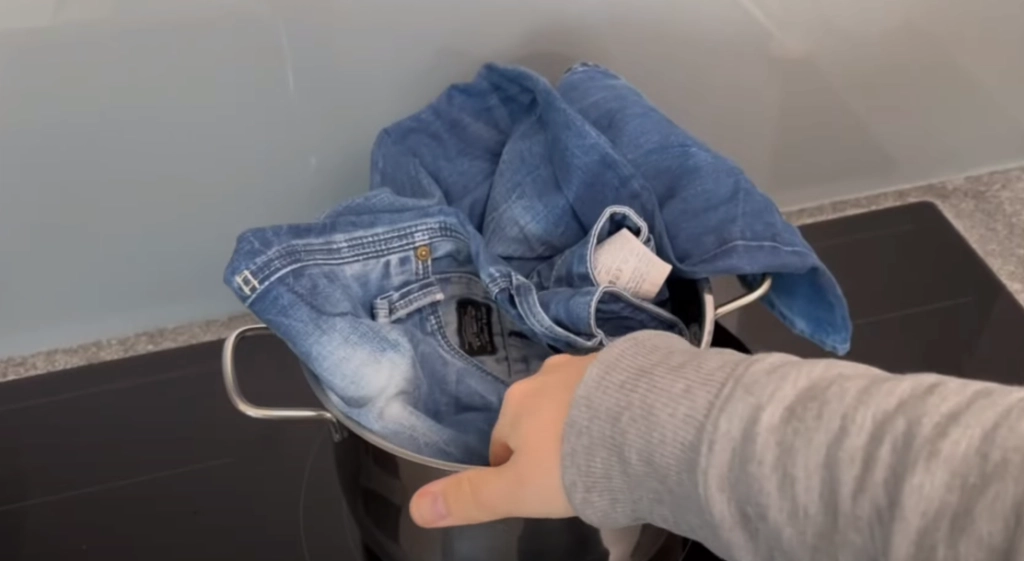 Han koger sine jeans i 10 minutter: Se så hvad der sker