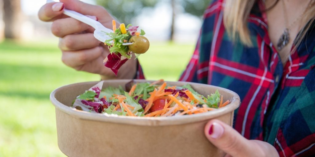 Kvinde sagsøger restaurant: Fandt ‘en del’ af restaurantchefen i sin salat