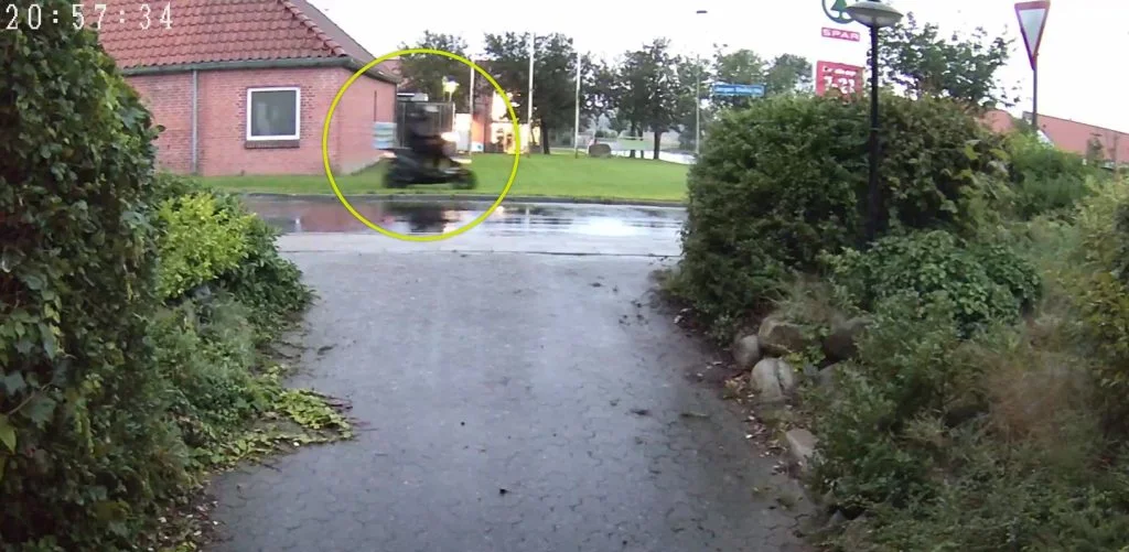 Truede med stor kniv og stak af på scooter: Politiet efterlyser formodet røver