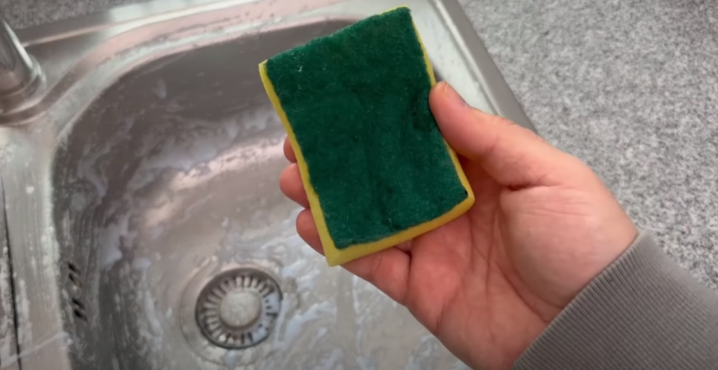 Bland disse 2 ting fra køkkenet og skrub så med en køkkensvamp: Resultatet vil forbløffe sig