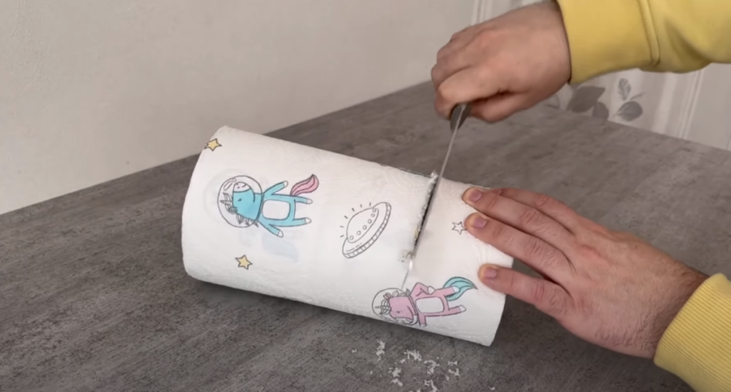 Han skærer køkkenrullen over: Du gætter aldrig, hvorfor det er genialt