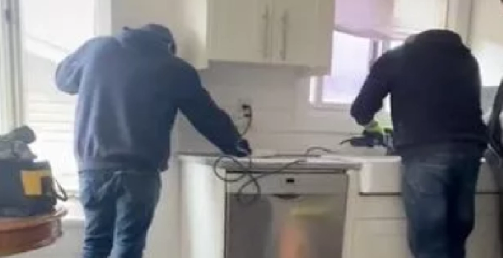 Håndværkere går i gang med at renovere kvindes køkken: Der er bare ét “lille” problem