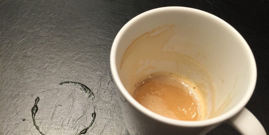 Mærkværdigt men effektivt trick: Hæld denne billige ingrediens i dine kopper, og de genstridige pletter forsvinder