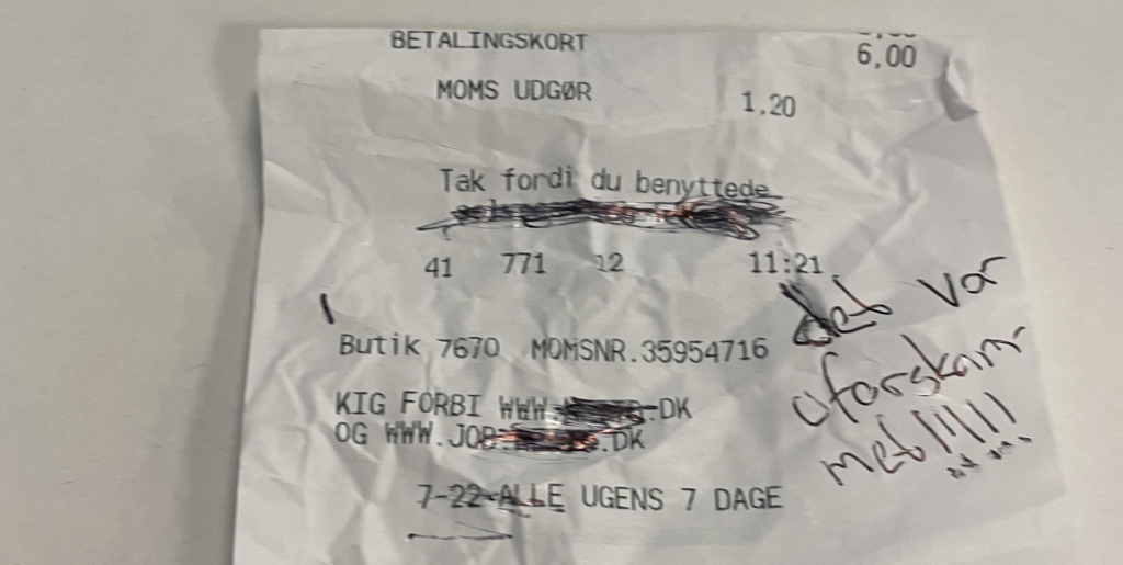 Kunde skriver besked til servitrice på regningen: Da hun læser den, rejser hårene sig