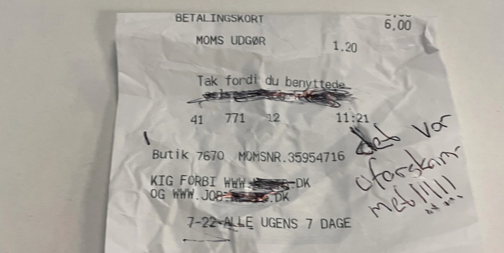 Kunde skriver besked til servitrice på regningen: Da hun læser den, rejser hårene sig