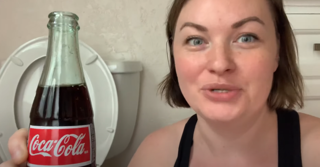 Kvinde prøvede at hælde cola i toilettet, og så skete magien: Nu gør alle det