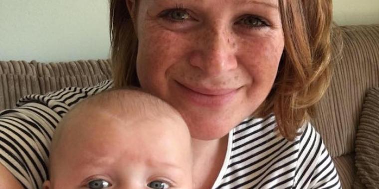 Ung fyr beder kvinde om at få hendes barn til at holde kæft: Hans far giver ham en genial lærestreg