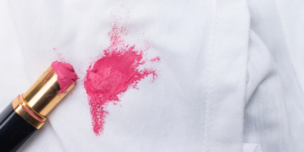 Har du fået læbestift på tøjet? Brug disse 2 tricks til at løse problemet
