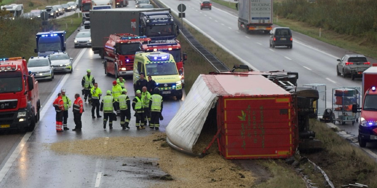 Voldsom ulykke på motorvej: En afgået ved døden