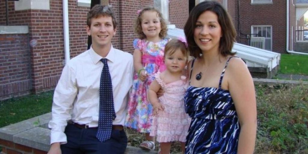 Tjener vil tvinge Laura til at betale for mad, hun ikke skal have: 4-årig datter efterlader ham lamslået