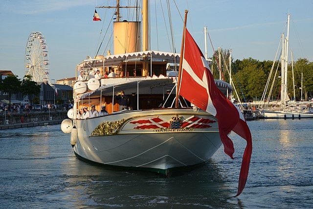 Kongeskibet og Dronningen på overraskende visit: Se dronning Margrethe og Dannebrog her