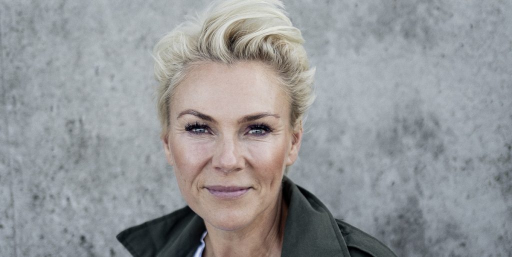 Lene Beier deler ud af gaverne: HELT afklædt sammen med manden